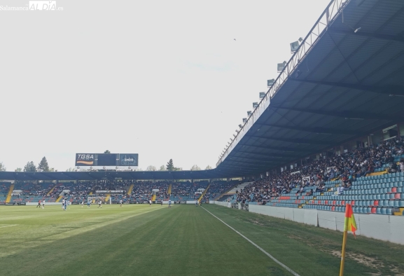 Cánticos de musulmán el que no bote en el Helmántico y advertencia por megafonía de que no haya racismo en el Salamanca UDS - Fabril