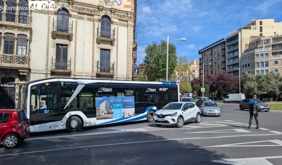 Autobús averiado corta un carril en la Gran Vía de Salamanca