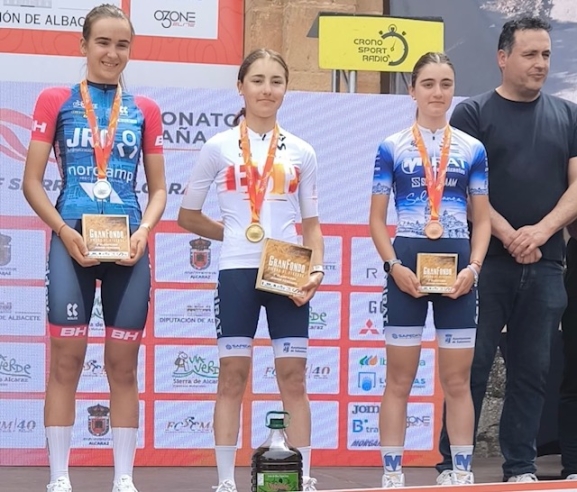 Lidia Castro, campeona de España junior de gravel con el Mirat Team