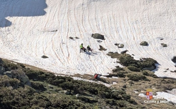 Rescatado un montañero de 32 años herido en el pico Calvitero