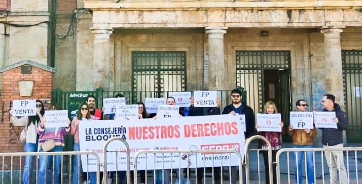 Docentes de Salamanca protestan en el Río Tormes por mejoras laborales