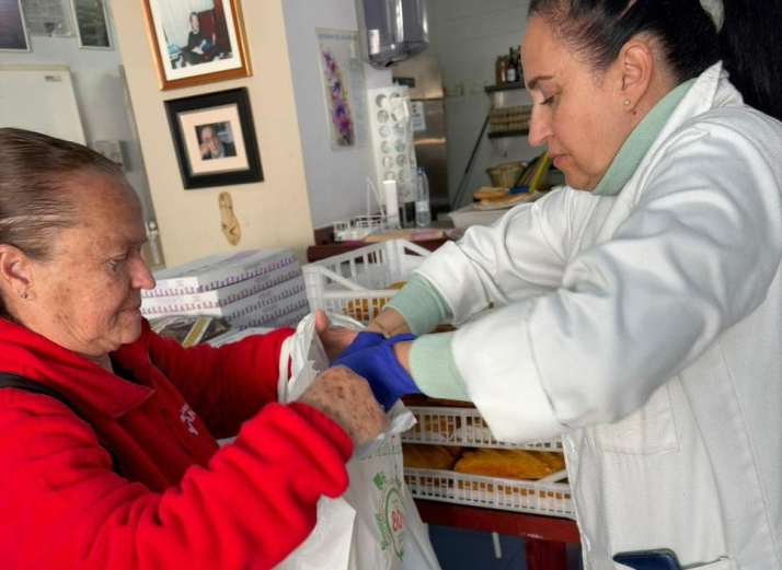 El Lunes de Aguas también se vivió en el El Comedor de los Pobres: 100 hornazos para los más desfavorecidos 
