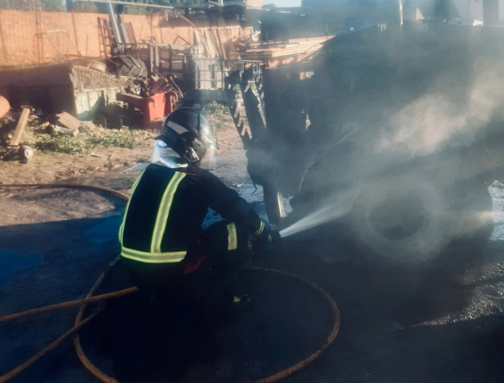 Bomberos de Peñaranda sofocan un alarmante incendio en una maquina pesada en Macotera