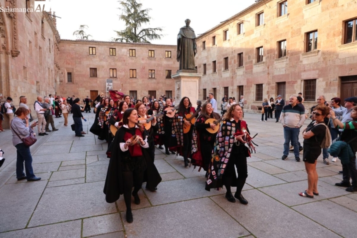 FOTOS | Ocho tunas toman el casco histórico de Salamanca en un pasacalles solidario