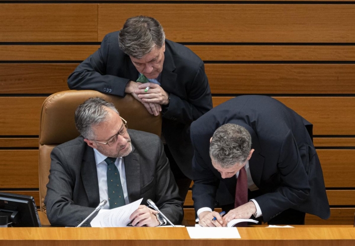 Pacto definitivo de PP y VOX para las Cortes con Presidencia para los populares y Vicepresidencia para los de Abascal