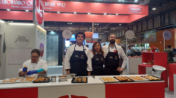 La Escuela de Hostelería de Santa Marta exhibe sus creaciones en el Salón Gourmets de Madrid