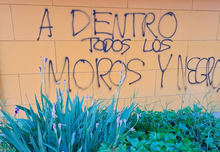 Ataque con mensajes racistas en la sede del PSOE en Salamanca 