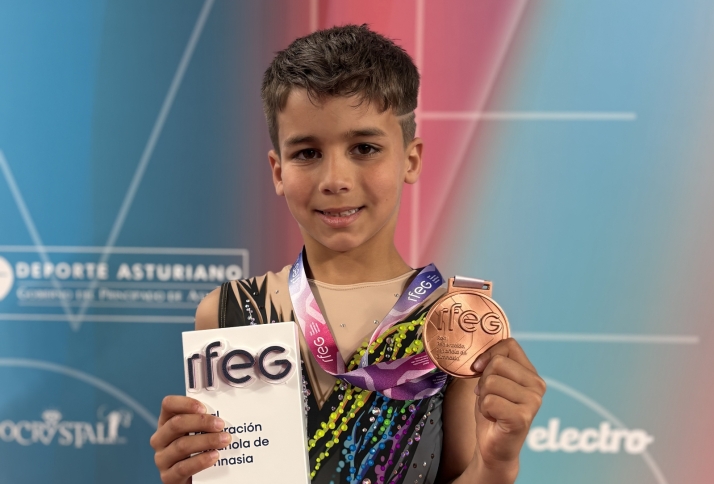 Álex Redondo, del Rítmica Salamanca, hace historia con un bronce nacional en gimnasia rítmica masculina