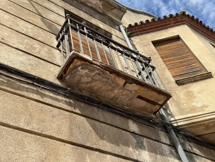 Alerta vecinal sobre el riesgo de caía que muestra un balcón antiguo entre Nuestra Señora y El  Payo