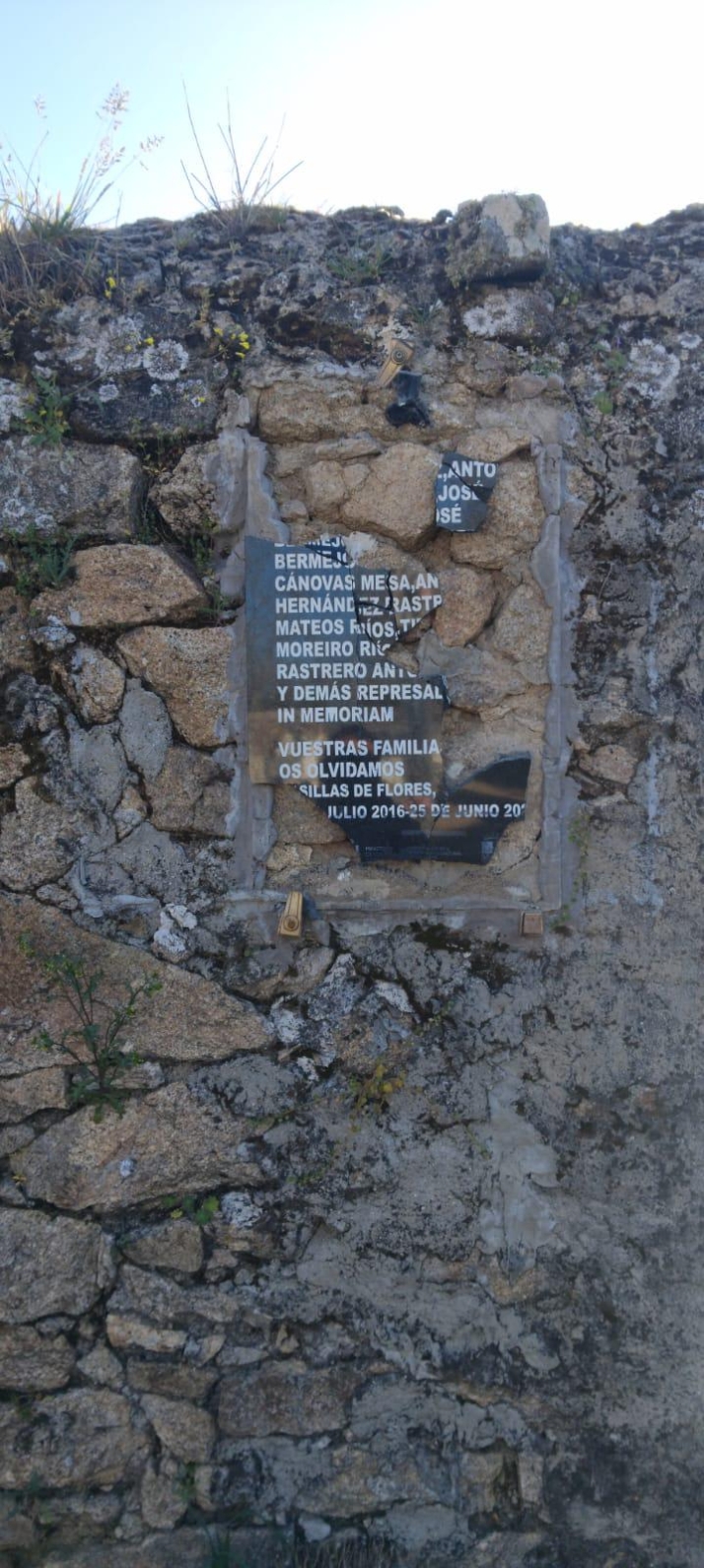 Destrozan la placa de memoria en Casillas de Flores