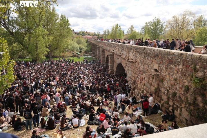 La otra cara del Lunes de Aguas: Recogidos 11.500 kilos de basura en el entorno del Puente Romano 