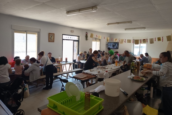 Comida popular en Peralejos de Arriba con 50 vecinos