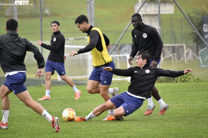 FOTOS | Dani Hernández sigue lesionado sin entrenar con el Salamanca UDS y Lara ya va tocando balón 