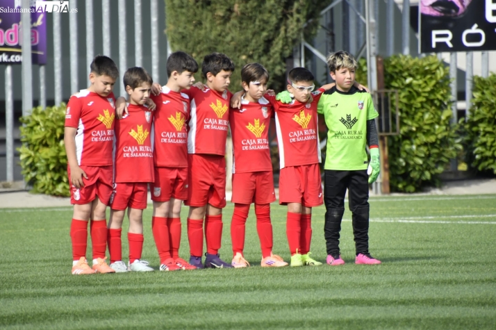 FOTOS | El fútbol base de Salamanca rinde homenaje a María Caamaño con minutos de silencio y gestos en su recuerdo