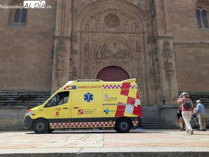 Una turista requiere asistencia médica tras desvanecerse junto a la Catedral de Salamanca | Imagen 1