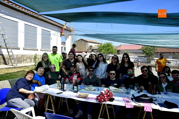 Patatas con costilla para 200 vecinos en Villar de Ciervo: una mesa compartida en Sábado de Gloria