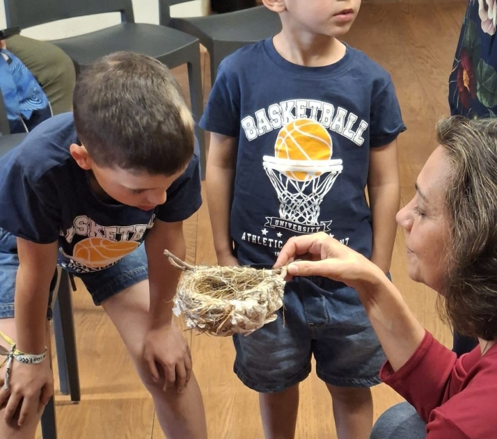 Pilar López Ávila deleitó a los niños en el Ateneo con los pájaros como protagonistas