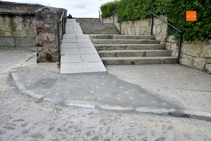 La Concejalía de Obras elimina barreras arquitectónicas en la muralla mirobrigense