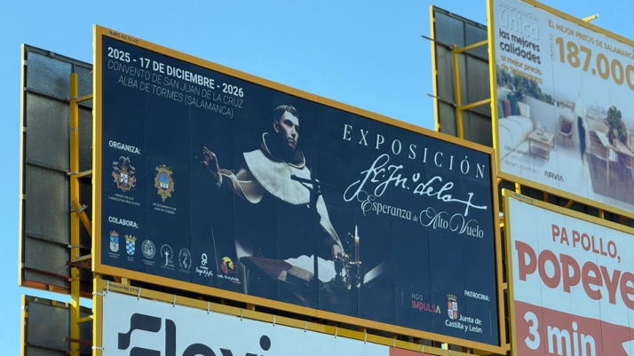 Una gran valla en la salida de Salamanca promociona la exposición de San Juan de la Cruz