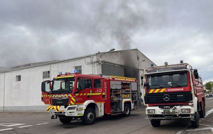 Extinguido un aparatoso incendio en una nave del polígono industrial de Los Santos