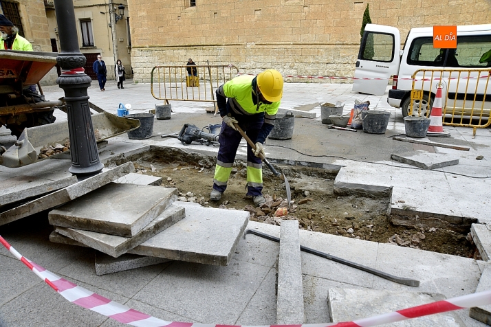 Sustitución de cerca de dos centenares de baldosas en la Plaza del Conde