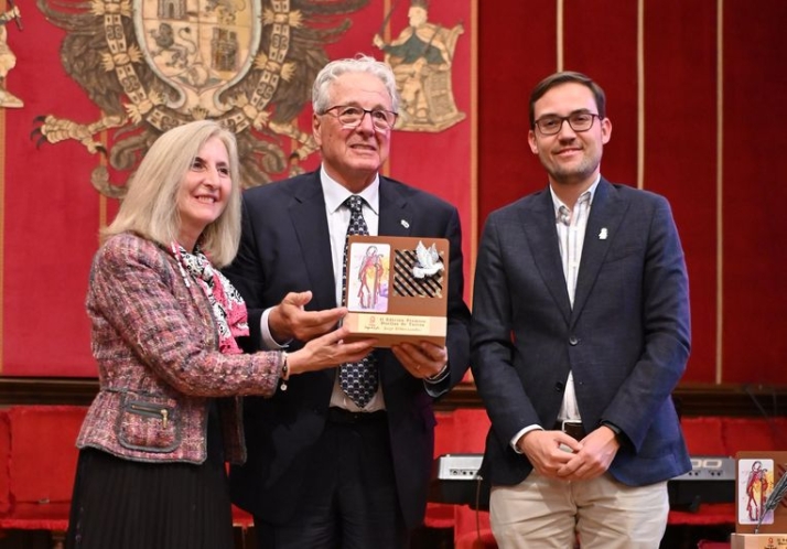 Jorge DAlessandro recibe el Premio Huellas de Teresa