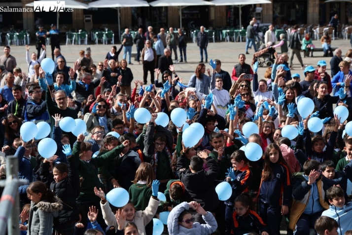 VÍDEO | Día del Autismo: Salamanca tiñe de azul su Plaza Mayor