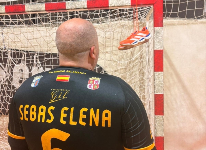 Las figuras del BM Salamanca recuerdan a Sebas Elena antes de su retirada tras una carrera histórica: Nos vamos, hermano