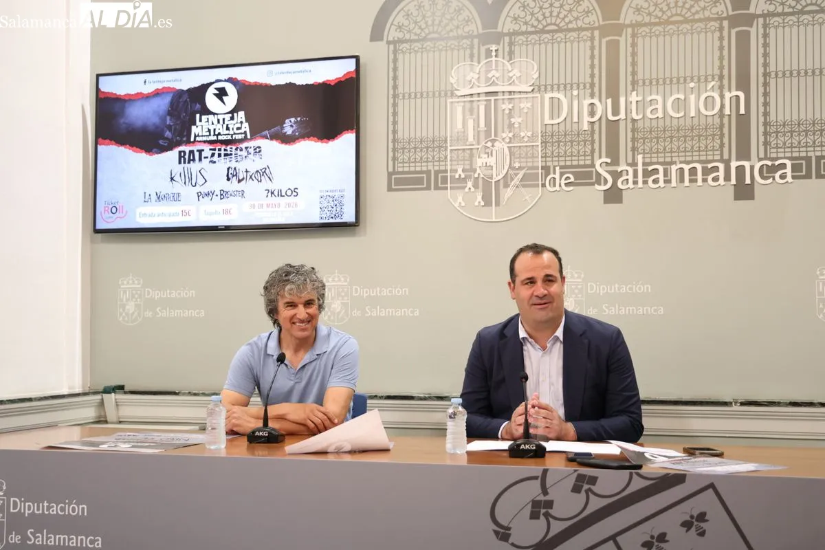 El diputado de Cultura, David Mingo, y el alcalde Pedrosillo el Ralo, Miguel Ángel Esteban, presentan el Festival Lenteja Metálica. Foto de David Sañudo