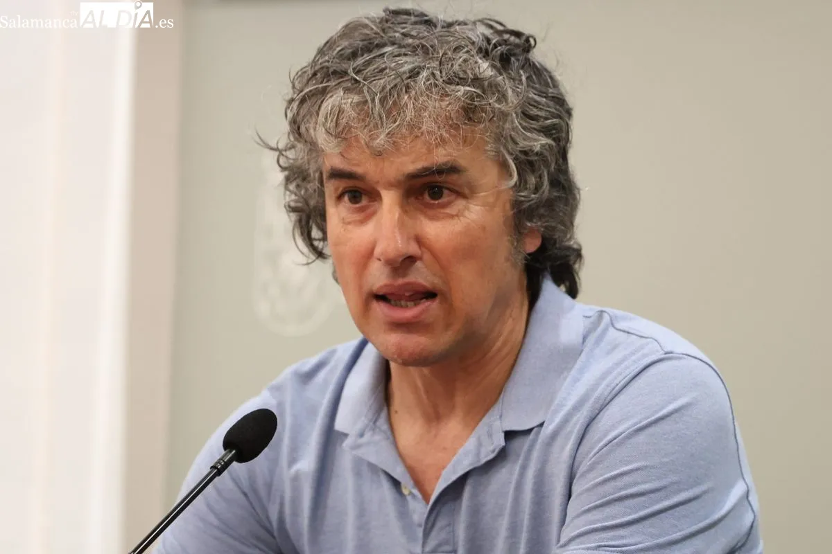 El diputado de Cultura, David Mingo, y el alcalde Pedrosillo el Ralo, Miguel Ángel Esteban, presentan el Festival Lenteja Metálica. Foto de David Sañudo