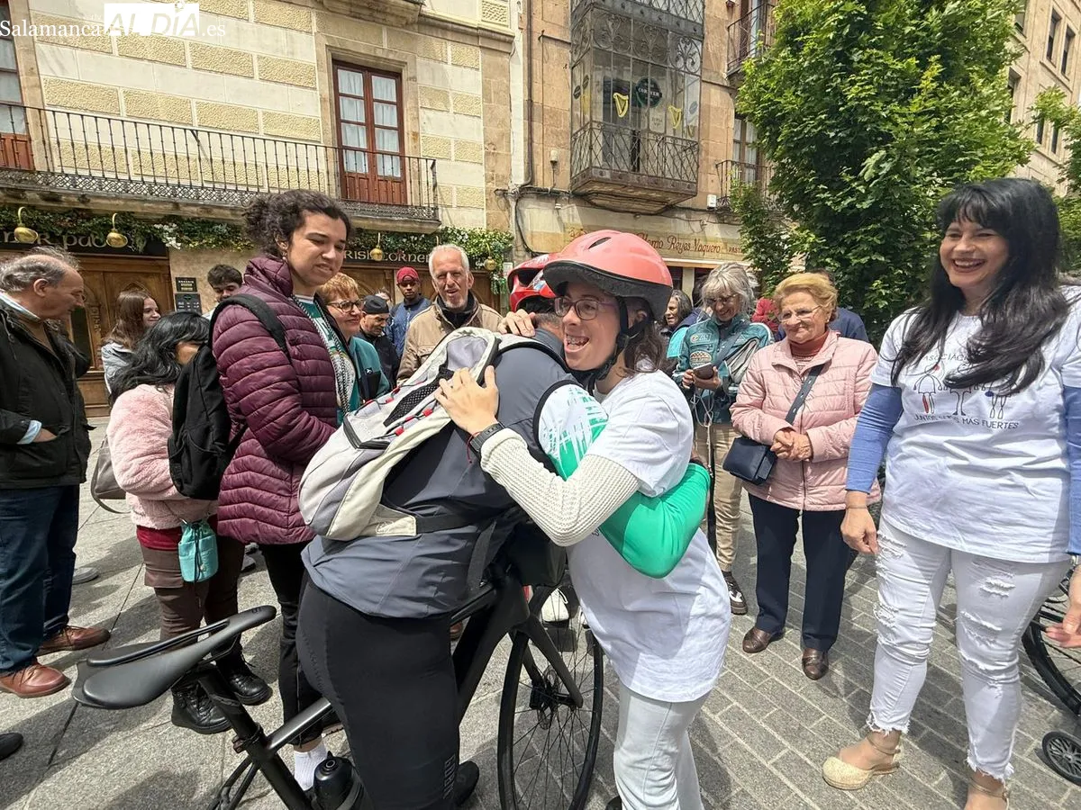 Llegada a Salamanca del ciclista Alberto Vallés, conocido como 'Il Diávolo', dentro de su recorrido de 2.800 kilómetros por España para dar visibilidad al Síndrome de Nicolaides Baraitser. Foto de Toni Sánchez