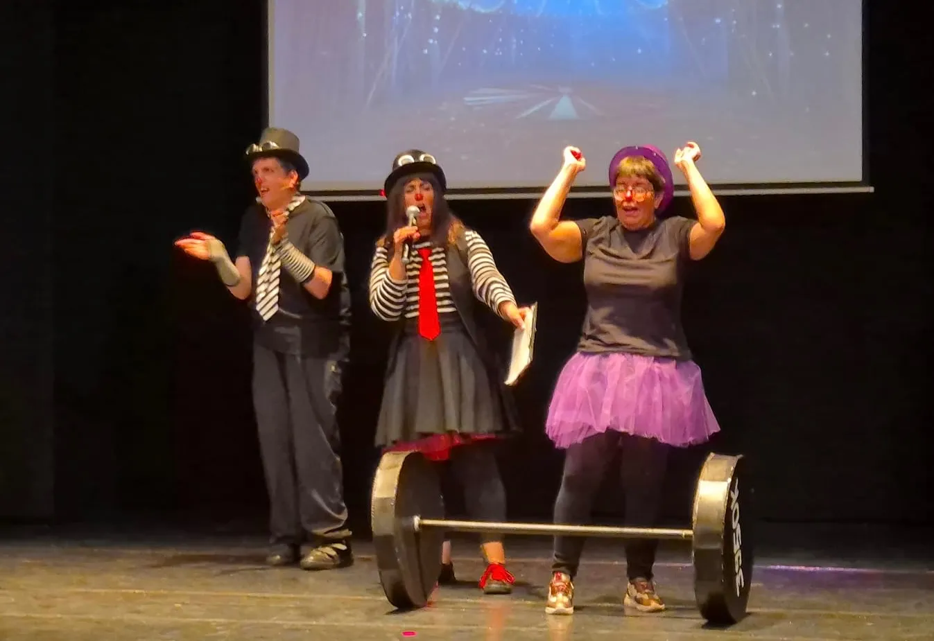 Foto 11 - Aplausos, emoci&oacute;n y &eacute;xito rotundo del grupo teatral Peque&ntilde;ine-Pe&ntilde;aranda en el estreno de &lsquo;Moscas Cojoneras&rsquo;