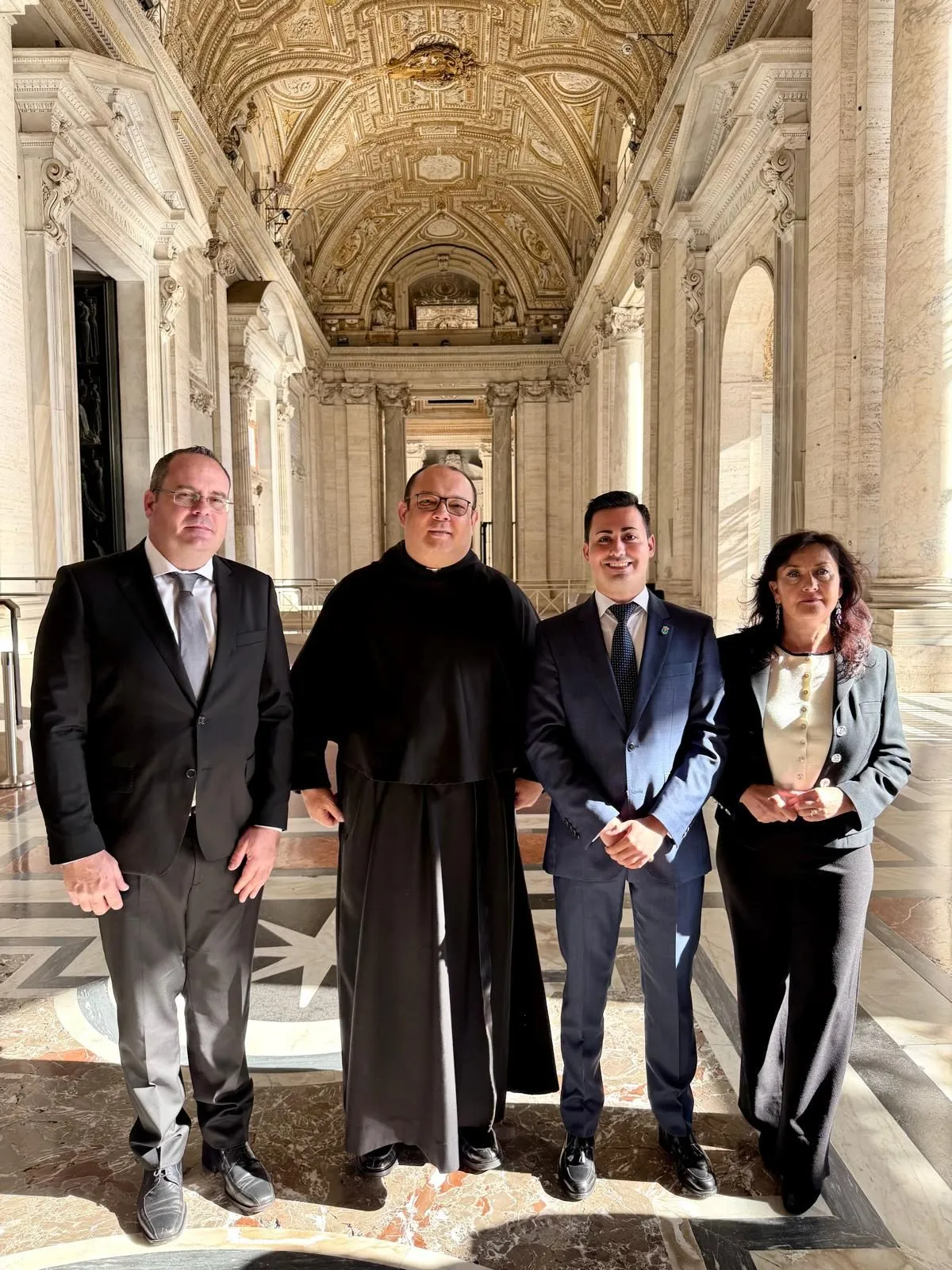 Foto 2 - El Ayuntamiento de La Vell&eacute;s participa en una audiencia con Su Santidad el Papa Le&oacute;n XIV en el Vaticano (Fotos)