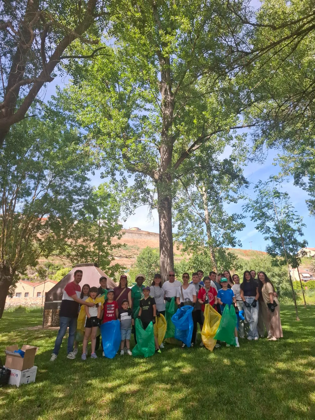Acción conjunta en Ciudad Rodrigo para liberar la alameda del río de basura