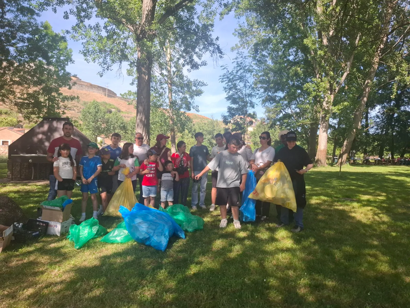 Foto 2 - Acci&oacute;n conjunta en Ciudad Rodrigo para liberar la alameda del r&iacute;o de basura