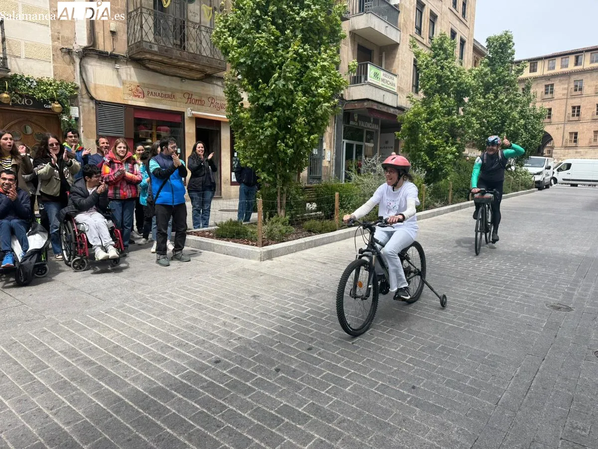 Llegada a Salamanca del ciclista Alberto Vallés, conocido como 'Il Diávolo', dentro de su recorrido de 2.800 kilómetros por España para dar visibilidad al Síndrome de Nicolaides Baraitser. Foto de Toni Sánchez