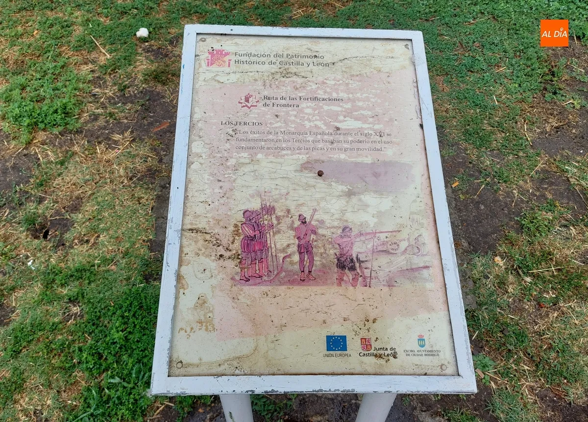 Deterioro de los paneles informativos en la muralla de Ciudad Rodrigo