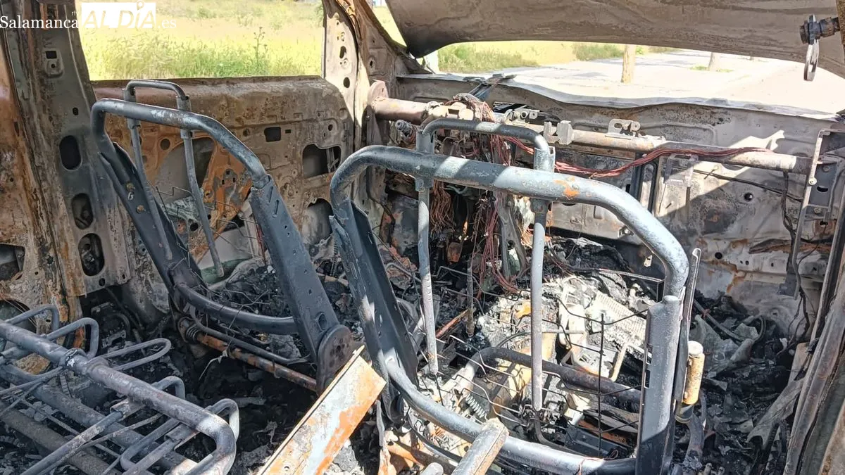 Imágenes del coche calcinado esta madrugada en la calle Bergancianos del barrio Puente Ladrillo. Fotos: Toni Sánchez
