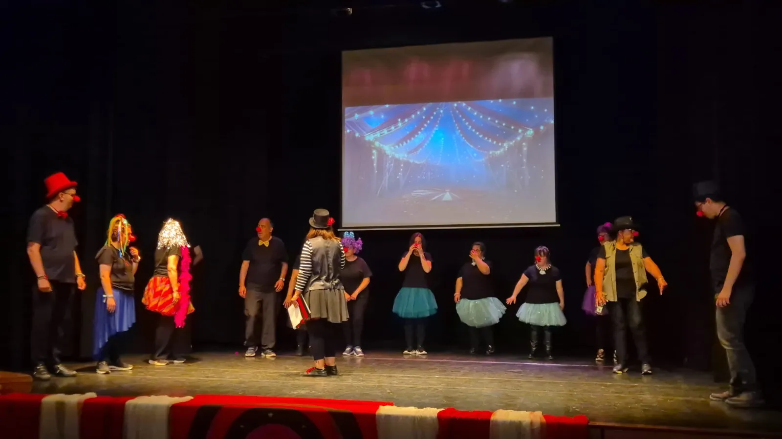Foto 4 - Aplausos, emoci&oacute;n y &eacute;xito rotundo del grupo teatral Peque&ntilde;ine-Pe&ntilde;aranda en el estreno de &lsquo;Moscas Cojoneras&rsquo;