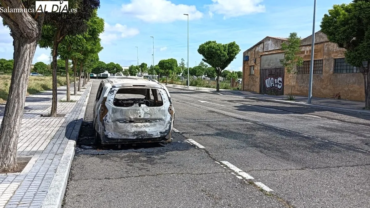 Imágenes del coche calcinado esta madrugada en la calle Bergancianos del barrio Puente Ladrillo. Fotos: Toni Sánchez
