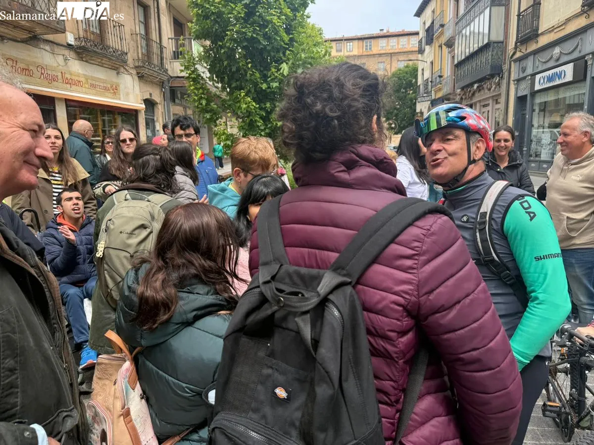 Llegada a Salamanca del ciclista Alberto Vallés, conocido como 'Il Diávolo', dentro de su recorrido de 2.800 kilómetros por España para dar visibilidad al Síndrome de Nicolaides Baraitser. Foto de Toni Sánchez