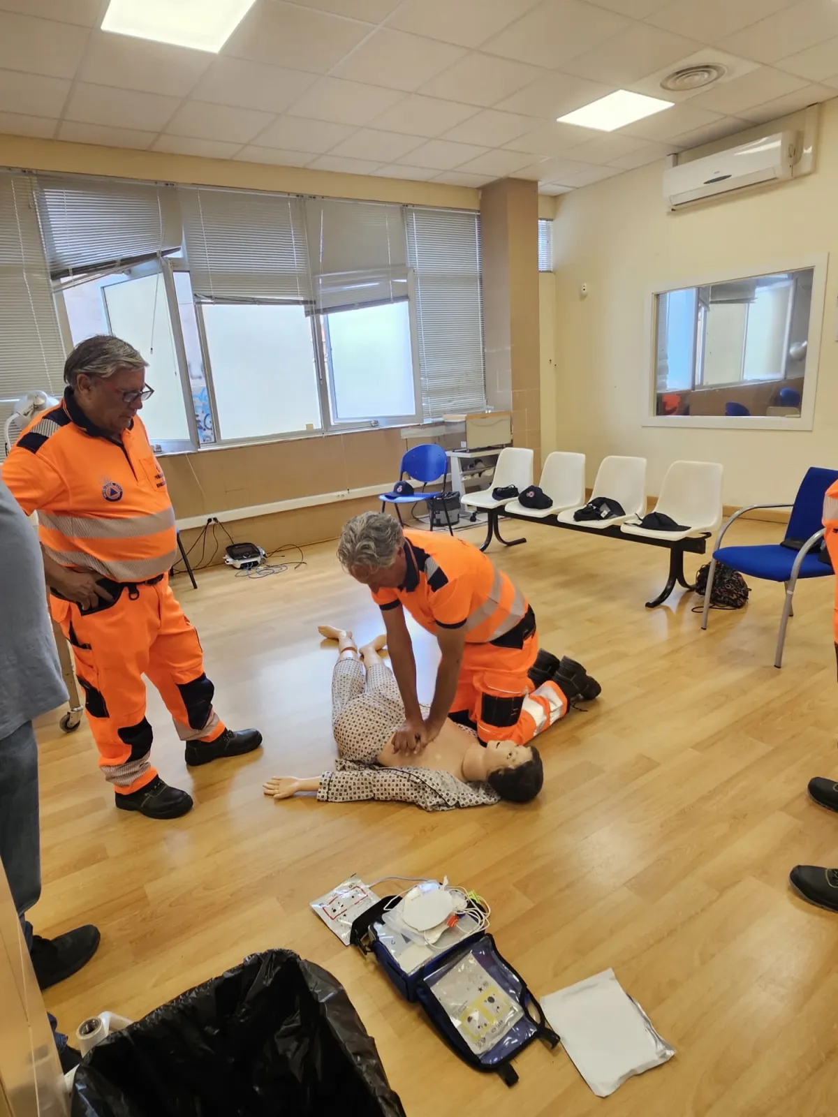 Foto 6 - Voluntarios de Protecci&oacute;n Civil participan en un taller de RCP ofrecido por el Centro de Salud