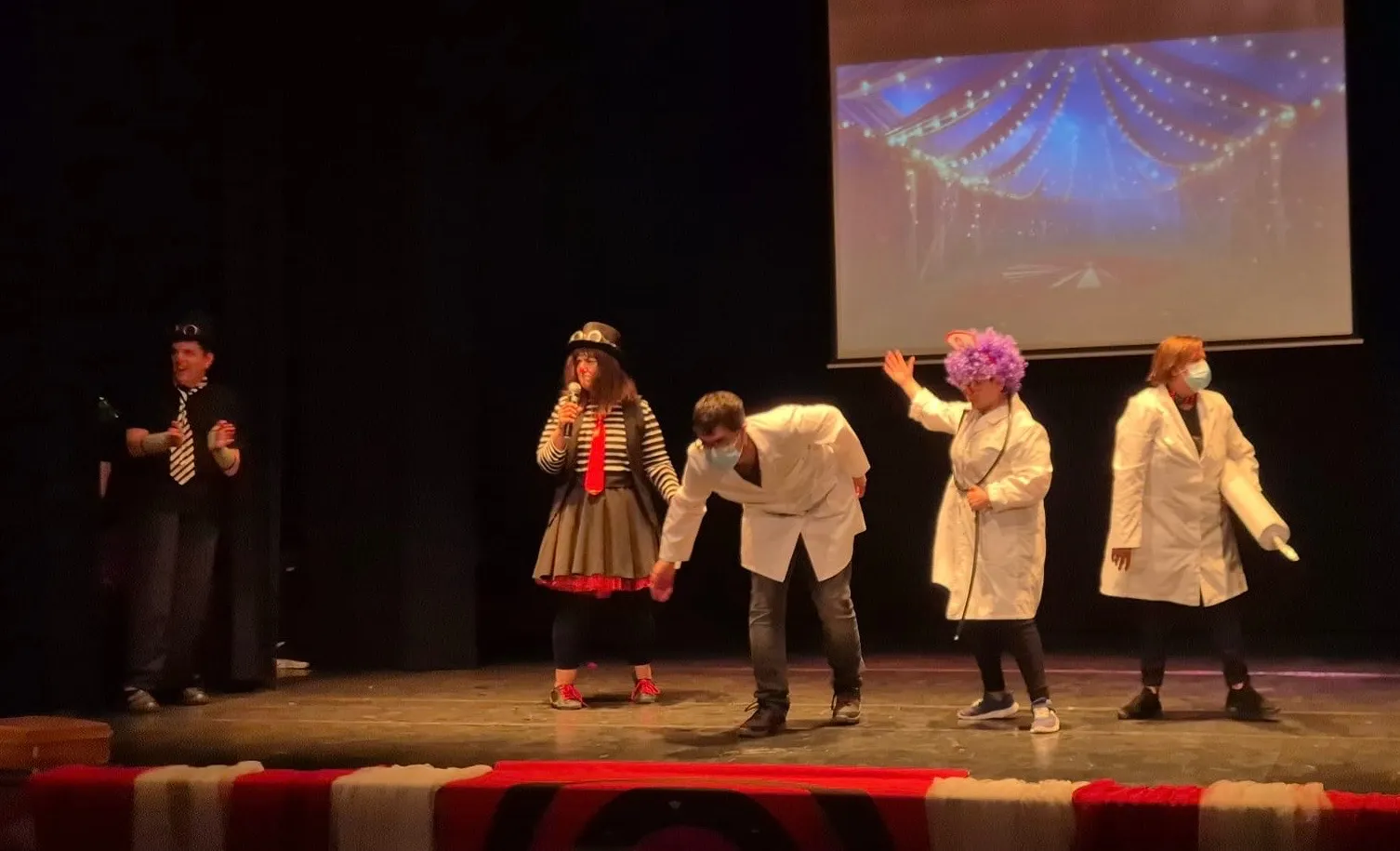 Foto 5 - Aplausos, emoci&oacute;n y &eacute;xito rotundo del grupo teatral Peque&ntilde;ine-Pe&ntilde;aranda en el estreno de &lsquo;Moscas Cojoneras&rsquo;