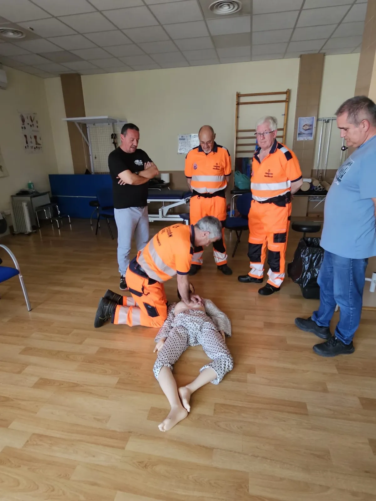 Foto 7 - Voluntarios de Protecci&oacute;n Civil participan en un taller de RCP ofrecido por el Centro de Salud