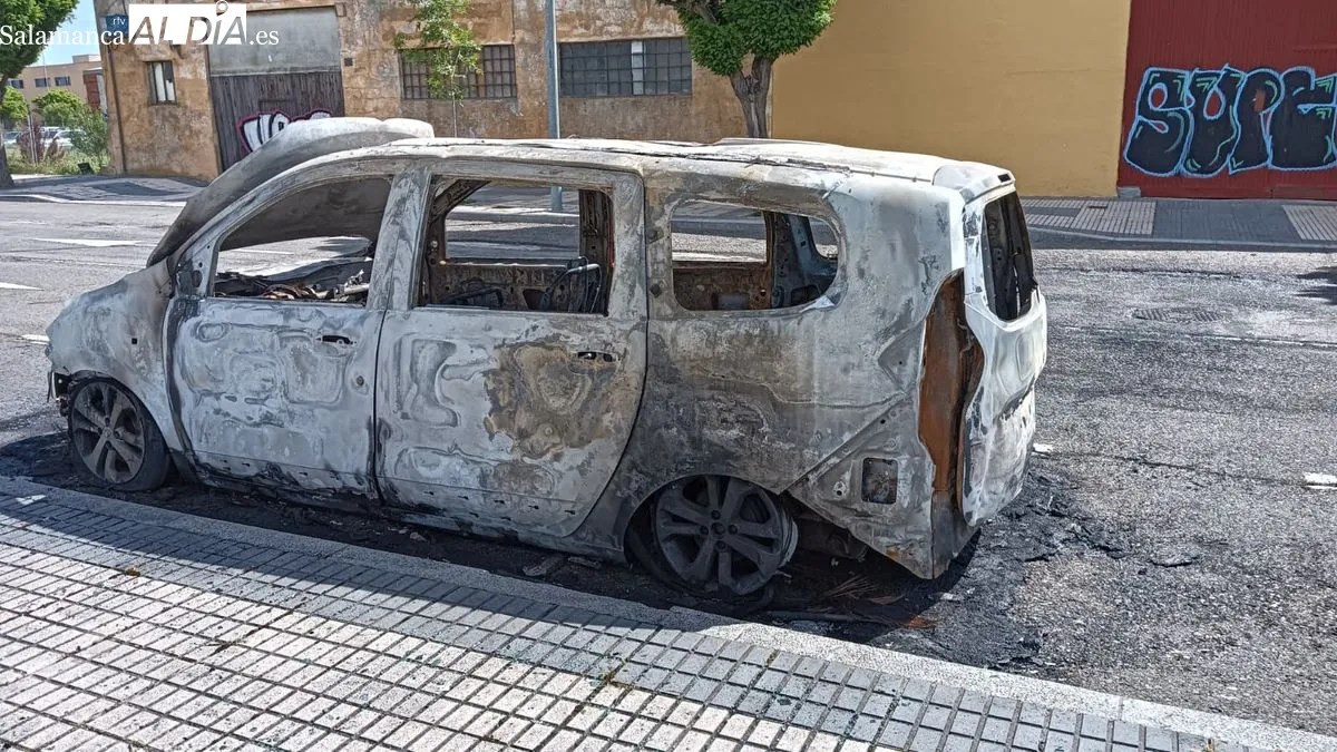 Imágenes del coche calcinado esta madrugada en la calle Bergancianos del barrio Puente Ladrillo. Fotos: Toni Sánchez