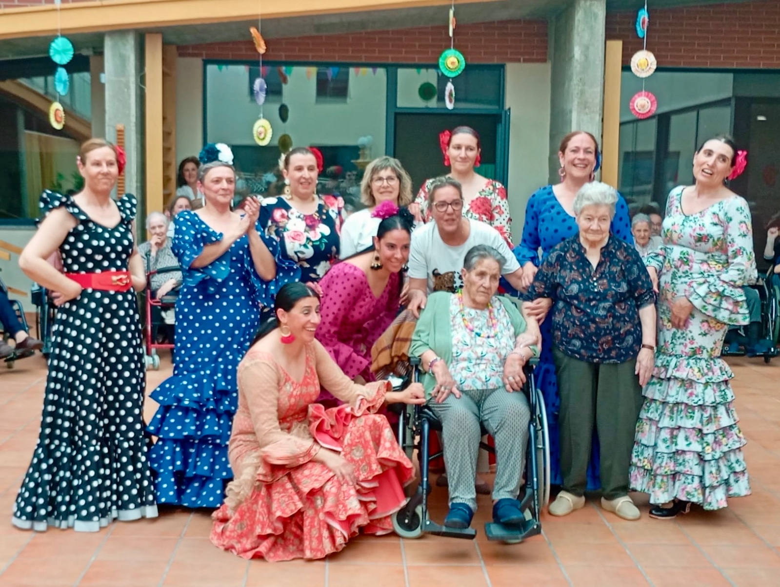 El grupo Aires de Sevilla, de El Campo de Peñaranda, llena de alegría la Residencia San Pedro con una tarde de baile y color