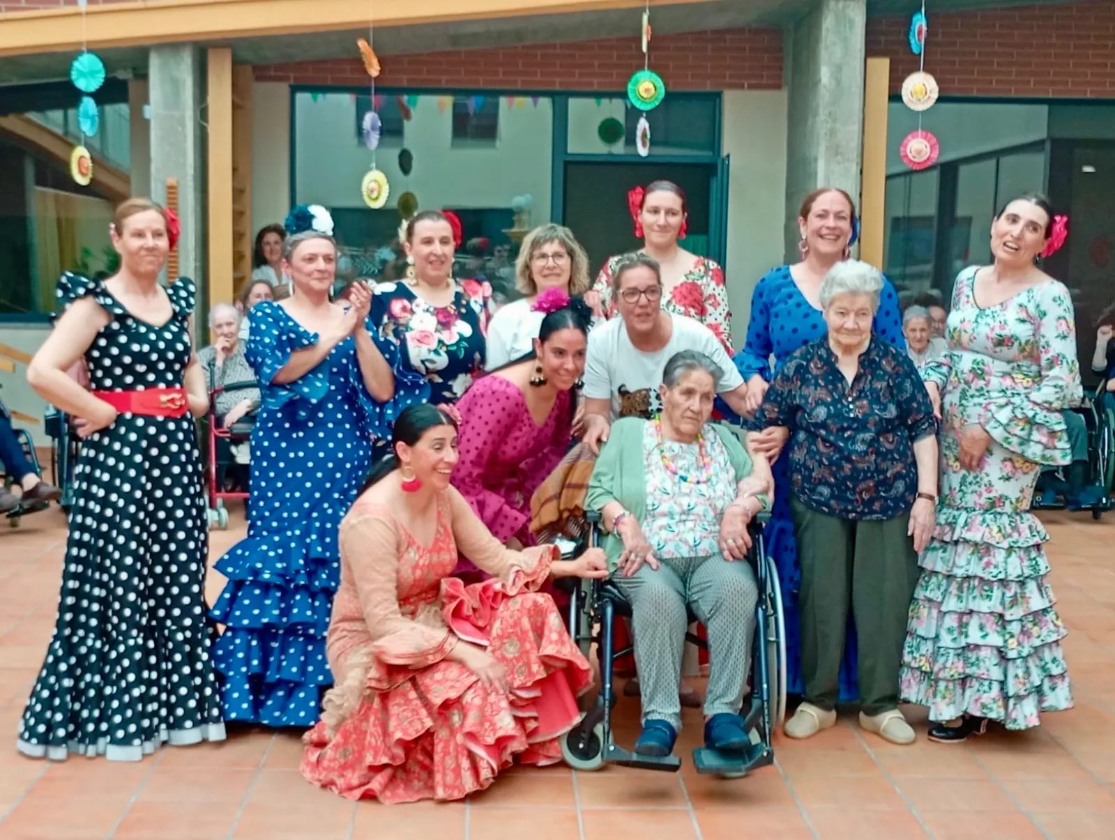 El grupo Aires de Sevilla, de El Campo de Peñaranda, llena de alegría la Residencia San Pedro con una tarde de baile y color