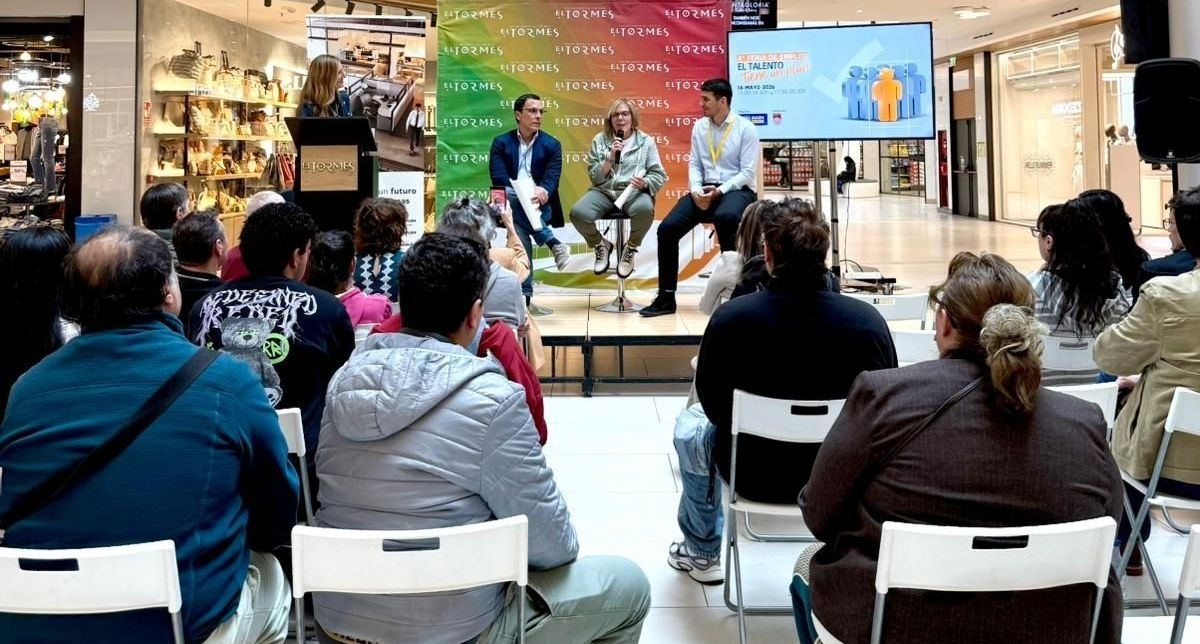 FOTOS | Empresas e instituciones buscan talento técnico en la 4ª Feria del Empleo de El Tormes