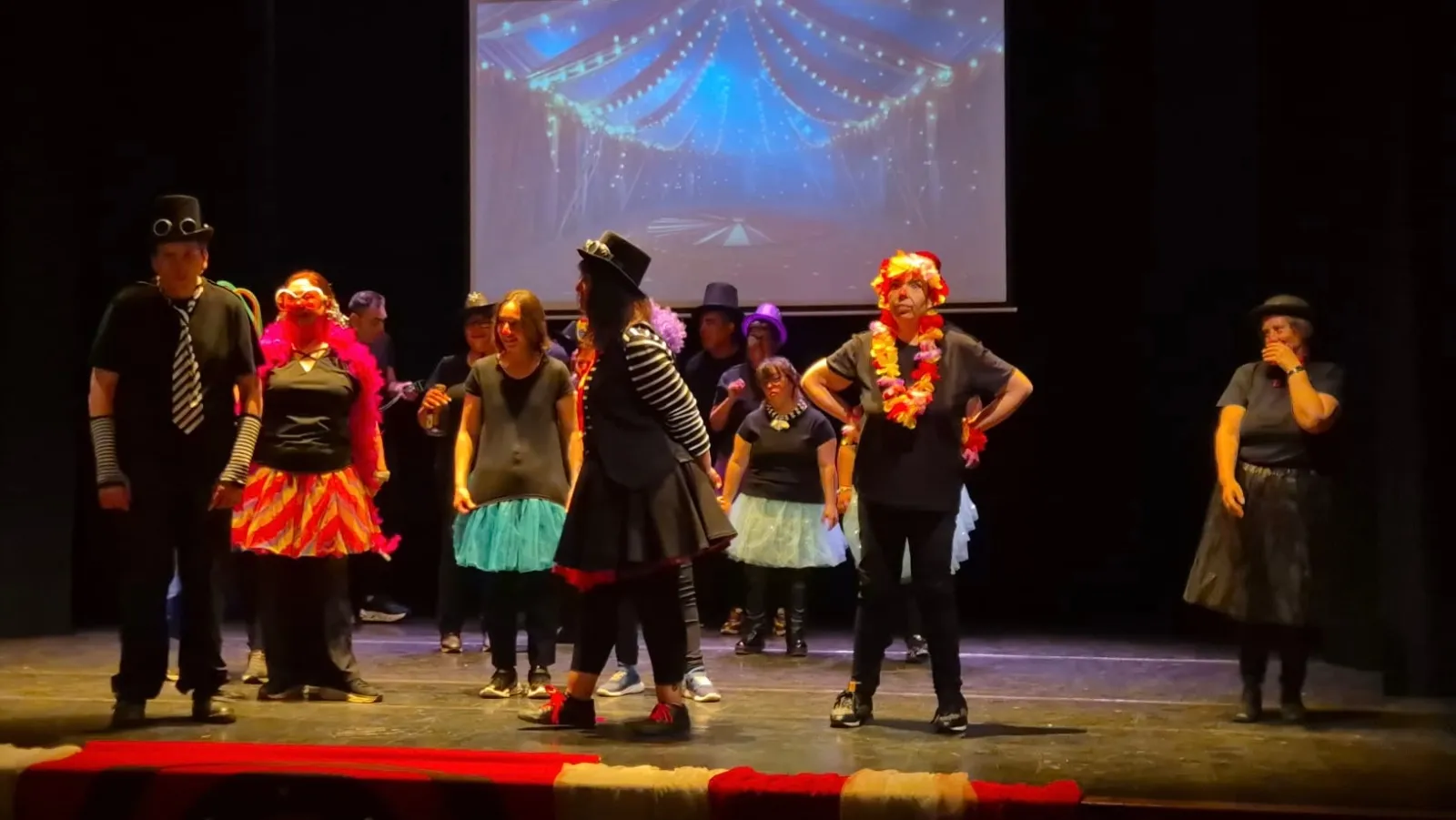 Foto 8 - Aplausos, emoci&oacute;n y &eacute;xito rotundo del grupo teatral Peque&ntilde;ine-Pe&ntilde;aranda en el estreno de &lsquo;Moscas Cojoneras&rsquo;