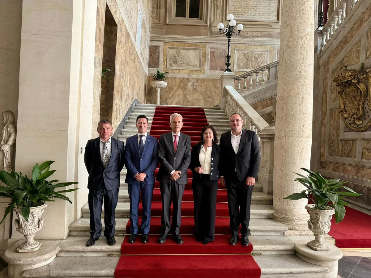 Foto 3 - El Ayuntamiento de La Vell&eacute;s participa en una audiencia con Su Santidad el Papa Le&oacute;n XIV en el Vaticano (Fotos)
